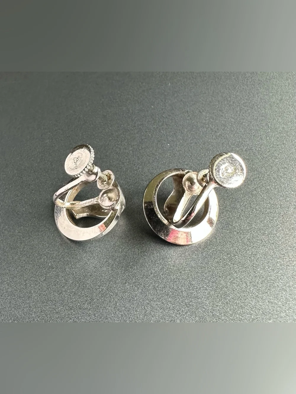 VTG Coro Modernist Swirl Ribbon Screw Back Earrings Silver Tone MCM 1/2